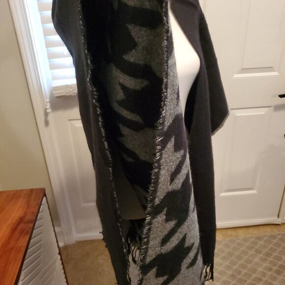 Steve Madden OSFM Houndstooth Gray Black Poncho Wrap‎ 100% acrylic Tassel Fringe - Picture 9 of 10